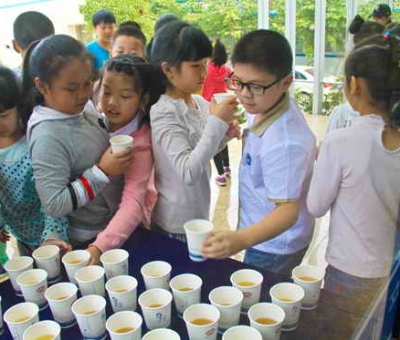 九江小學(xué)學(xué)生在仙客來公司接受科普教育感受高科技魅力