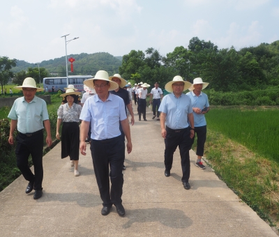 市工商聯(lián)第十七屆四次常委會(huì)暨“萬(wàn)企興萬(wàn)村”行動(dòng)現(xiàn)場(chǎng)推進(jìn)會(huì)參會(huì)代表考察仙客來(lái)靈芝等食(藥)用菌種植基地